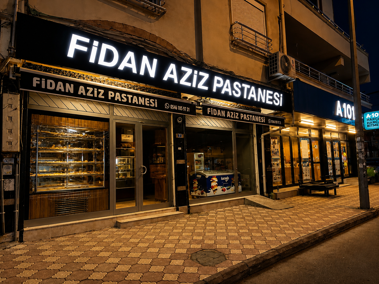 Fidan Aziz Pastanesi dış cephe gece